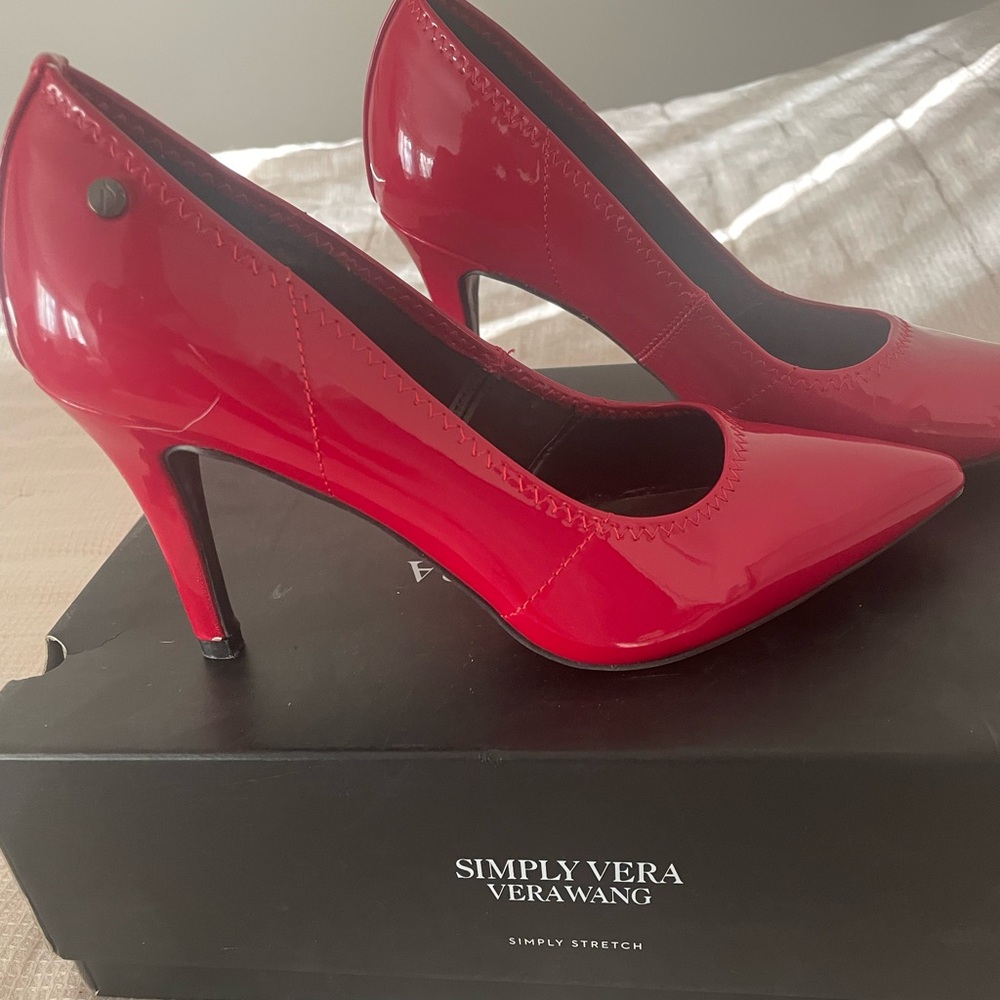 Vera Wang size 7 red patten leather heels